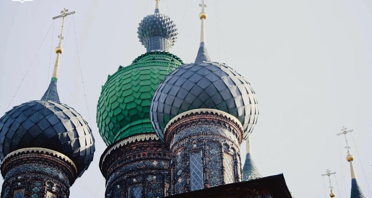В Ярославле чистят фасад храма Иоанна Предтечи и готовят кресты к золочению