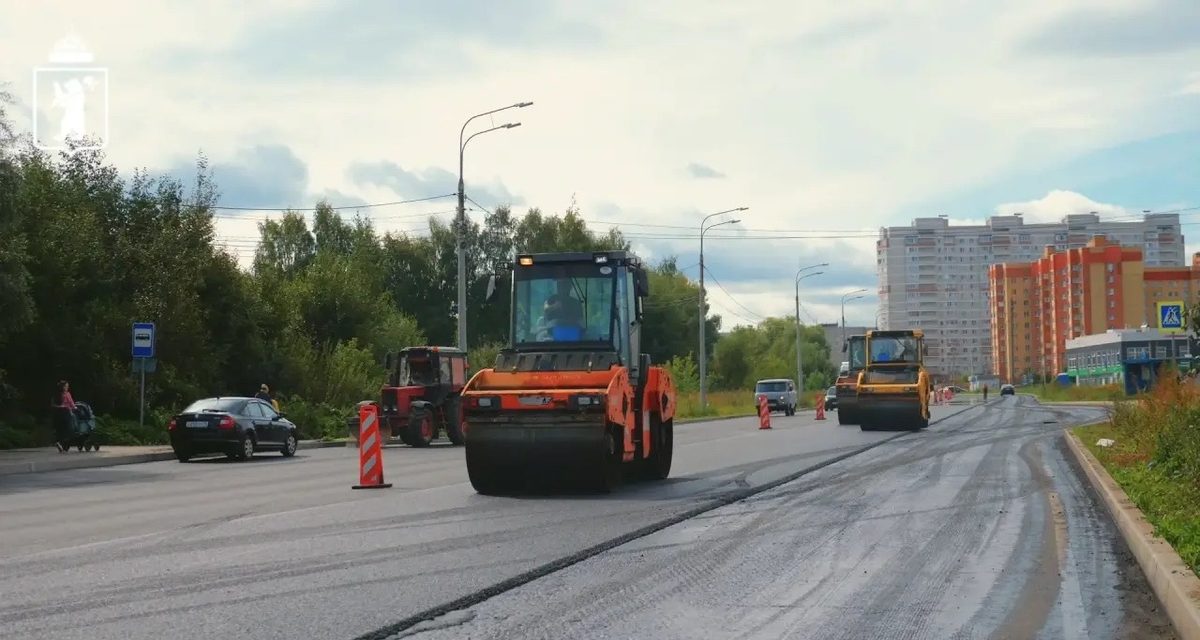 На улице Бабича в Ярославле укладывают новый асфальт и готовят велодорожку
