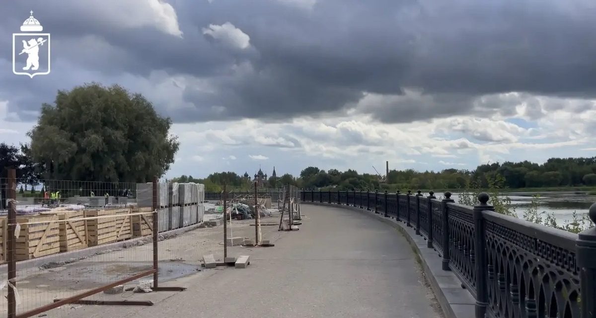 На Стрелке в Ярославле строят амфитеатр и обновят плитку на центральной аллее