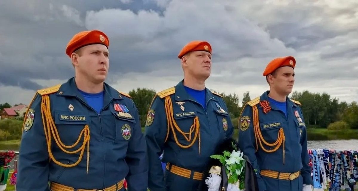 В годовщину гибели «Локомотива» спасатели возложили цветы к мемориалу в Туношне