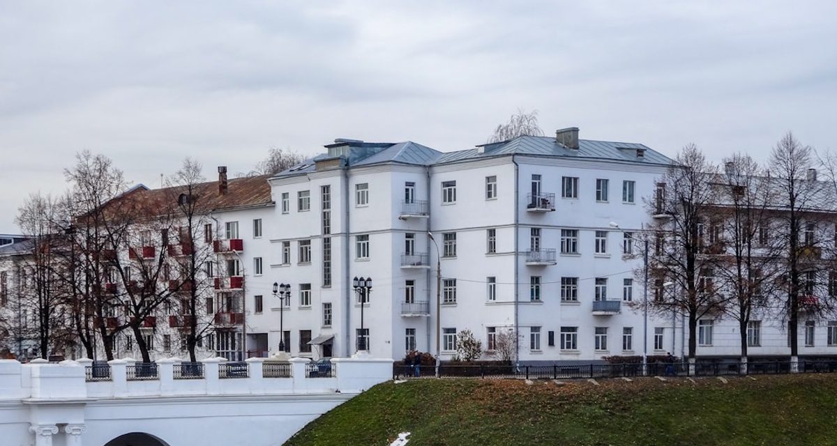 На пешеходных улицах Ярославля высадили корейские сосны, кедры и ели в утеплённые кадки